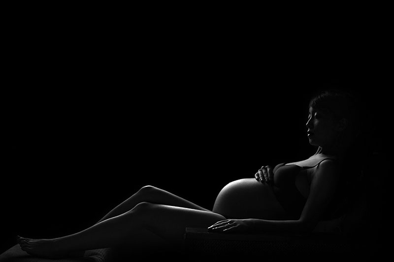 Mulher grávida em foto preto e branca