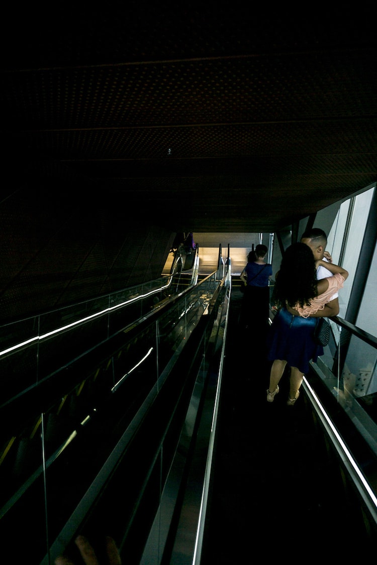 IMS - casal na escada rolante