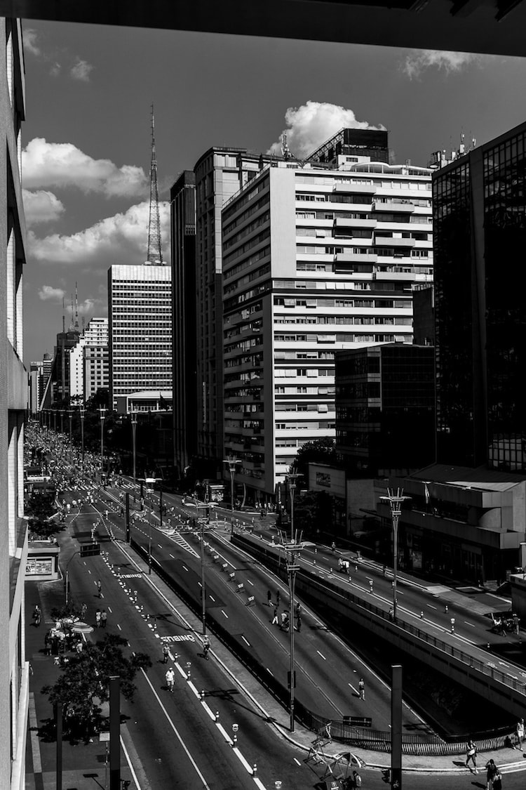 Vista da Avenida Paulista, pelo prédio do IMS