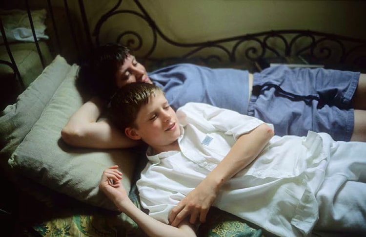 “Jesse and Vivienne on the bed”, 1995 de la serie “Eden and After” – Nan Goldin.