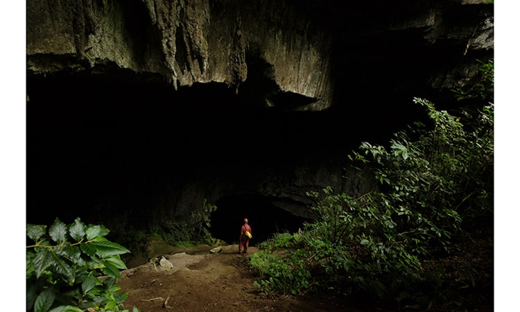 Entrada a la caverna La Tronera. El Peñón, Santander