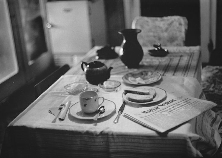 Sylvia Plachy – Breakfast at Home Budapest, 1972.