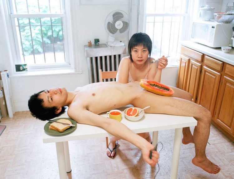 Start your day with a good breakfast together. De la serie “Experimental Relationship” © Yijun Liao